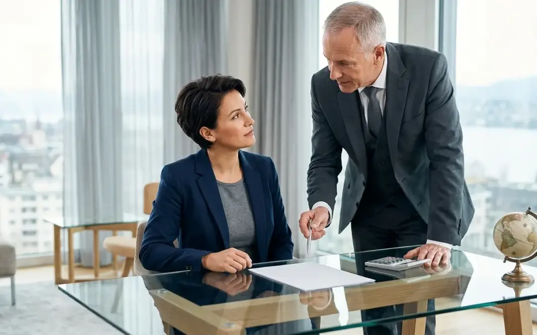Anwalt berät Geschäftsführung zu Wirtschaftsfragen im Büro.